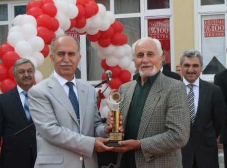 Amerikalı arkadaşı buluşma yerine gelmeyince okul yaptırmaya karar verdi