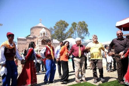 Amerikalı milletvekili 'Şemame' oynadı