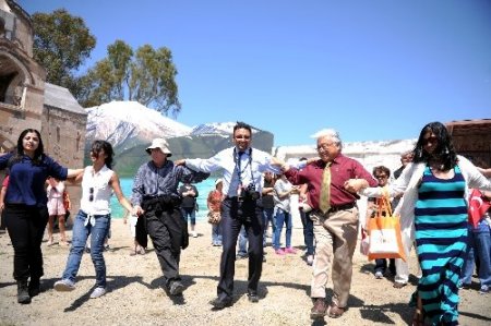 Amerikalı milletvekili 'Şemame' oynadı