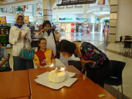 Amerikalı Öğretmene Sürpriz Doğum Günü Partisi