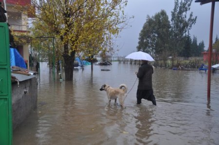 Amik Ovası'nda köyler su altında kaldı eğitime ara verildi