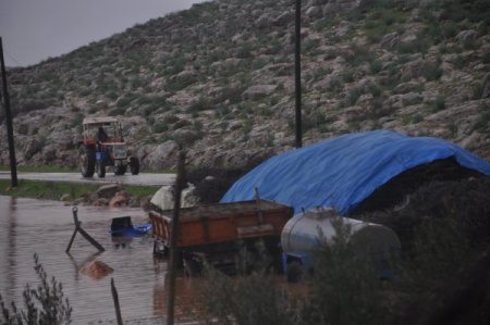 Amik Ovası'nda köyler su altında kaldı eğitime ara verildi