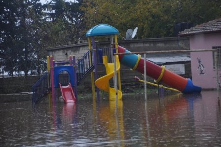 Amik Ovası'nda köyler su altında kaldı eğitime ara verildi