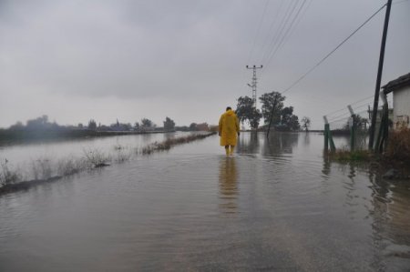 Amik Ovası'nda köyler su altında kaldı eğitime ara verildi
