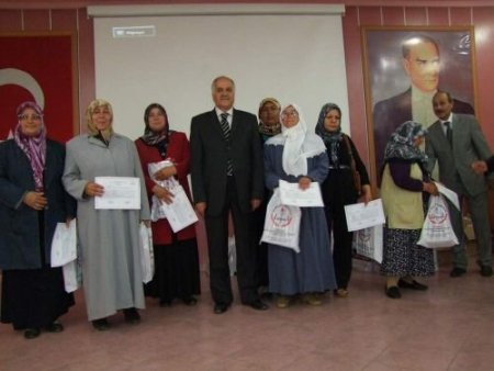 'ana Kız Okuldayız' Okuma-yazma Kursunu Tamamlayanlara Sertifika