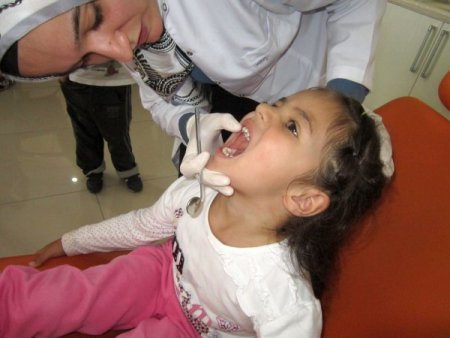 Ana sınıf öğrencileri, diş bakımını hekime sordu