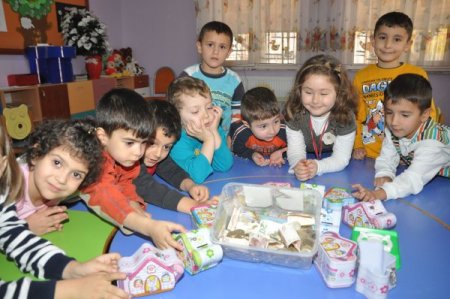 Ana sınıfı öğrencileri biriktirdikleri parayı muhtaç aileye verdi
