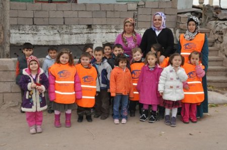 Ana sınıfı öğrencileri biriktirdikleri parayı muhtaç aileye verdi