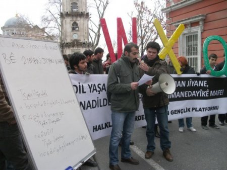 Anadilde Eğitim İsteğiyle Üniversite Önünde Kürtçe Dersi Yaptılar