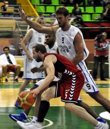 Anadolu Efes, Beşiktaş’ı farklı mağlup etti