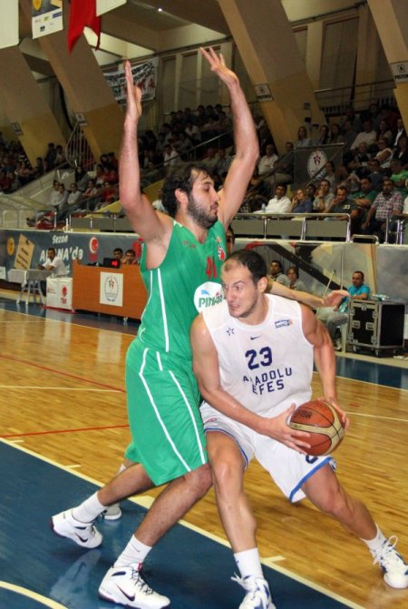 Anadolu Efes, Karşıyaka'yı farklı yendi