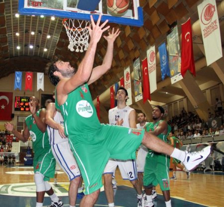 Anadolu Efes, Karşıyaka'yı farklı yendi