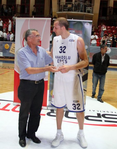 Anadolu Efes, Karşıyaka'yı farklı yendi