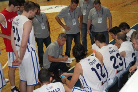 Anadolu Efes, Karşıyaka'yı farklı yendi