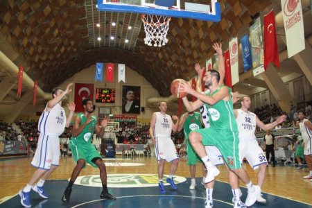 Anadolu Efes, Karşıyaka'yı farklı yendi