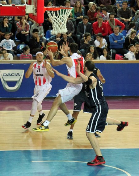Anadolu Efes rahat kazandı: 46-78