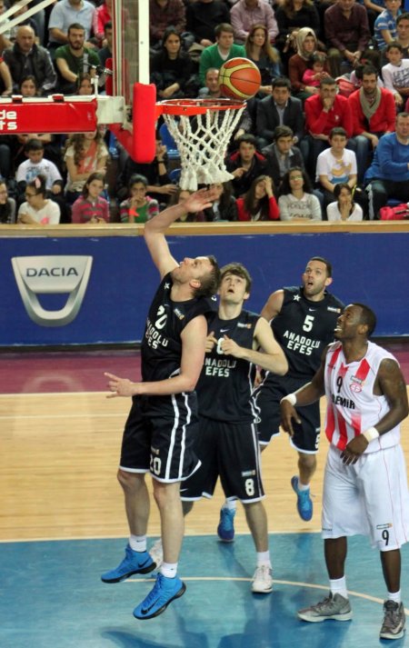 Anadolu Efes rahat kazandı: 46-78