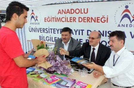 Anadolu Eğitimciler Derneği, Kayıt İçin Gelen Öğrencilere Danışmanlık Hizmeti Veriyor