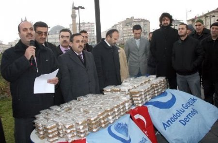 Anadolu Gençlik Derneği, Sivas'ta Aşure Dağıttı