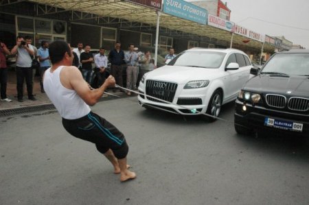 Anadolu Herkülü, 2 aracı serçe parmağı ile çekti