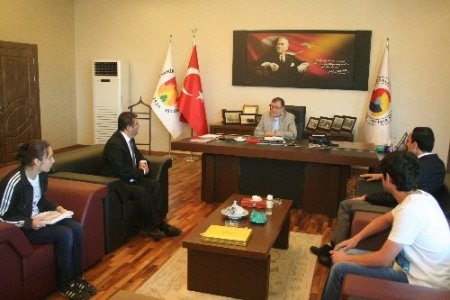 Anadolu Lisesi'nden Parmaksız'a teşekkür plaketi