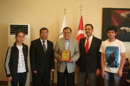 Anadolu Lisesi'nden Parmaksız'a teşekkür plaketi