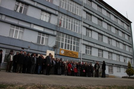 Anadolu Sağlık Meslek Lisesi'nin taşınma kararını protesto ettiler