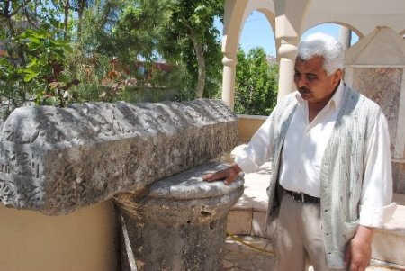 Anadolu Selçuklu'dan kalma musalla taşı her daim ölümü hatırlatıyor