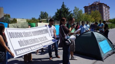 Anadolu Üniversitesi Öğrencilerinden Yök Önünde Çadırlı Eylem
