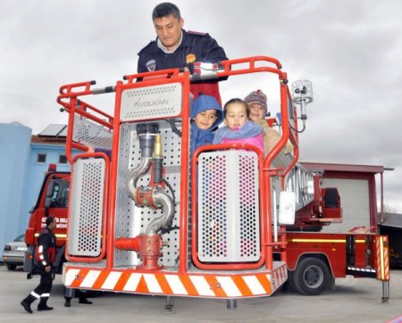 Anaokullu minikler Kırşehir itfaiyesini ziyaret etti