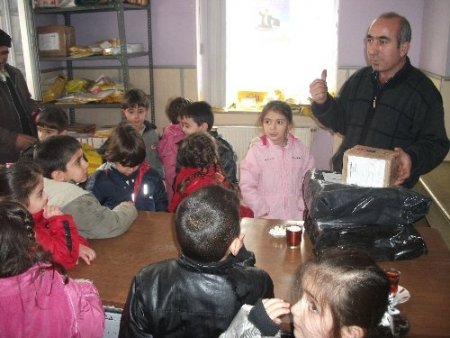 Anaokulu Öğrencileri, Ailelerine Ptt’den Yılbaşı Kartı Yolladı