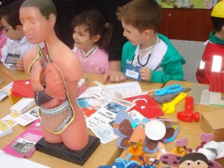 Anaokulu öğrencileri, seçtikleri meslekleri velilerine tanıttı