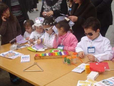 Anaokulu öğrencileri, seçtikleri meslekleri velilerine tanıttı