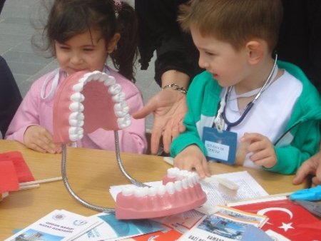 Anaokulu öğrencileri, seçtikleri meslekleri velilerine tanıttı