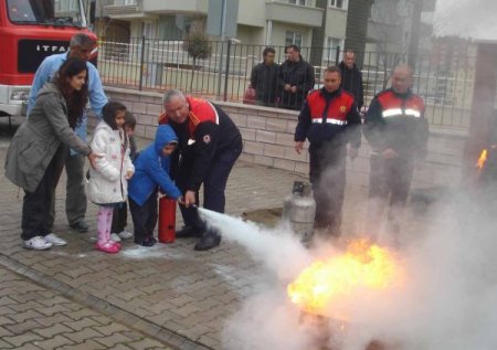 Anaokulu öğrencileri, yaygın tatbikatında mahalleliyi ayağa kaldırdı