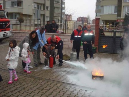 Anaokulu öğrencileri, yaygın tatbikatında mahalleliyi ayağa kaldırdı
