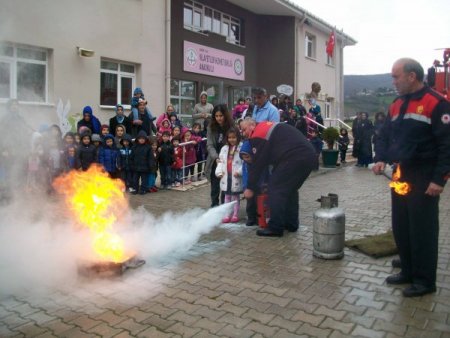 Anaokulu öğrencileri, yaygın tatbikatında mahalleliyi ayağa kaldırdı