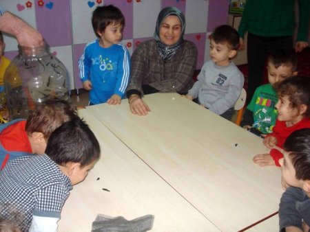 Anaokulu öğrencilerinden, tıbbi sülüklere büyük ilgi