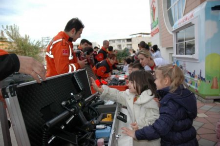 Anaokulu öğrencilerine deprem eğitimi ve tatbikatı yaptırıldı