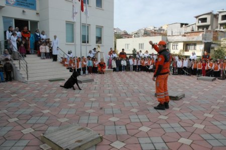 Anaokulu öğrencilerine deprem eğitimi ve tatbikatı yaptırıldı