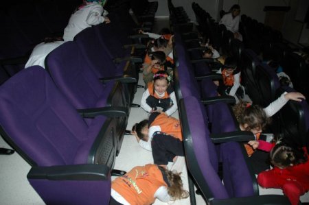 Anaokulu öğrencilerine deprem eğitimi ve tatbikatı yaptırıldı