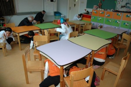 Anaokulu öğrencilerine deprem eğitimi ve tatbikatı yaptırıldı