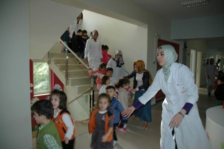 Anaokulu öğrencilerine deprem eğitimi ve tatbikatı yaptırıldı