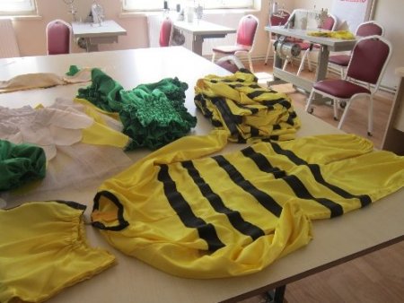 Anaokulu öğrencilerinin 23 Nisan kostümünü Derikli kursiyerler dikti