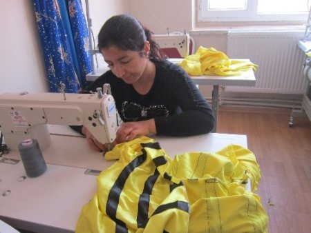 Anaokulu öğrencilerinin 23 Nisan kostümünü Derikli kursiyerler dikti