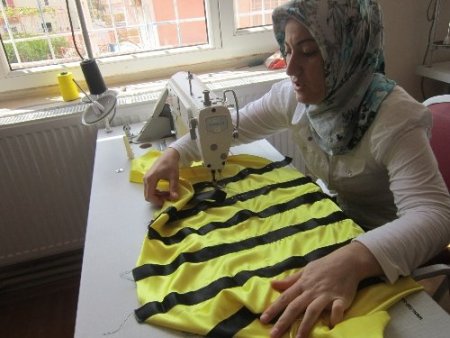 Anaokulu öğrencilerinin 23 Nisan kostümünü Derikli kursiyerler dikti