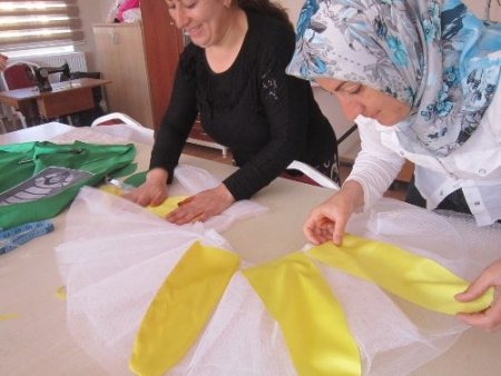 Anaokulu öğrencilerinin 23 Nisan kostümünü Derikli kursiyerler dikti