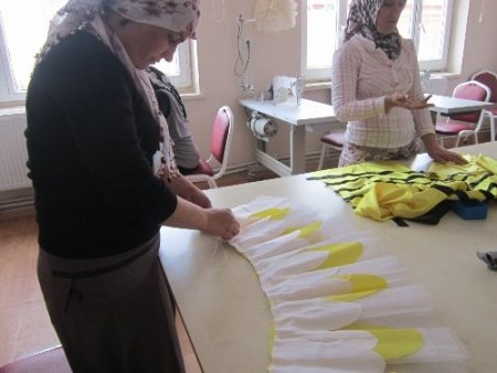 Anaokulu öğrencilerinin 23 Nisan kostümünü Derikli kursiyerler dikti