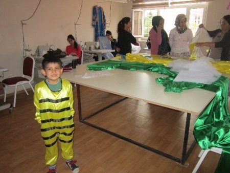 Anaokulu öğrencilerinin 23 Nisan kostümünü Derikli kursiyerler dikti