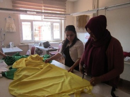 Anaokulu öğrencilerinin 23 Nisan kostümünü Derikli kursiyerler dikti